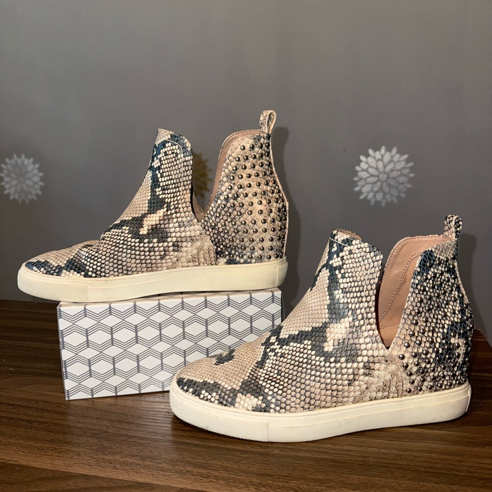 Steve Madden Woman’s Snake Print Stud Ankle Boots Sneakers Shoes Punk Rock Y2K - Picture 2 of 5